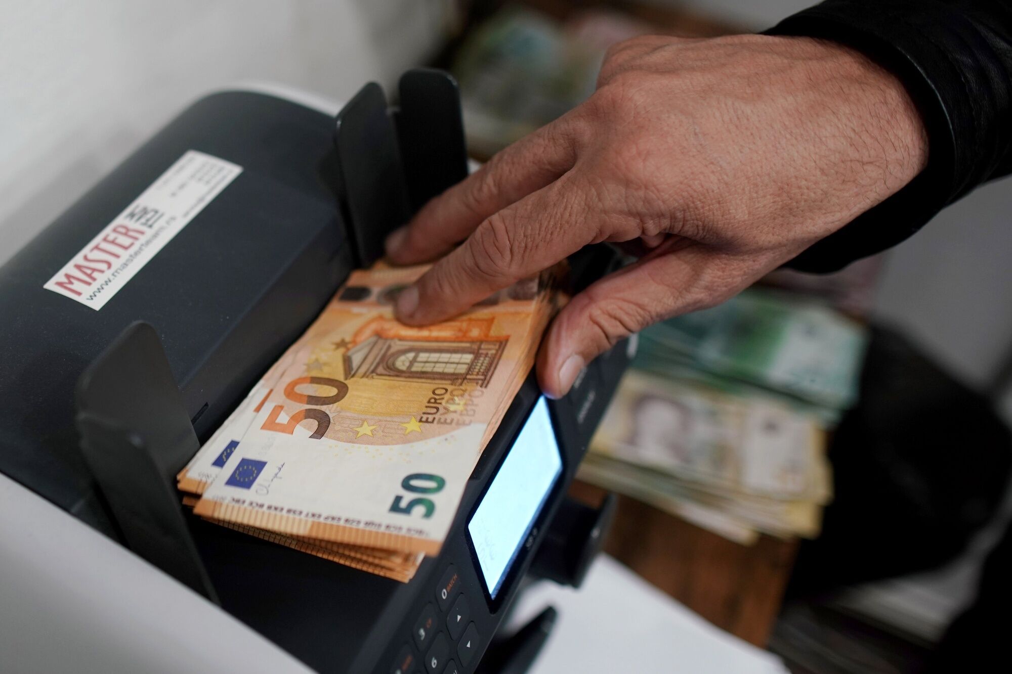 Lagarde Says Euro Gives Greater Sovereignty In A Turbulent World