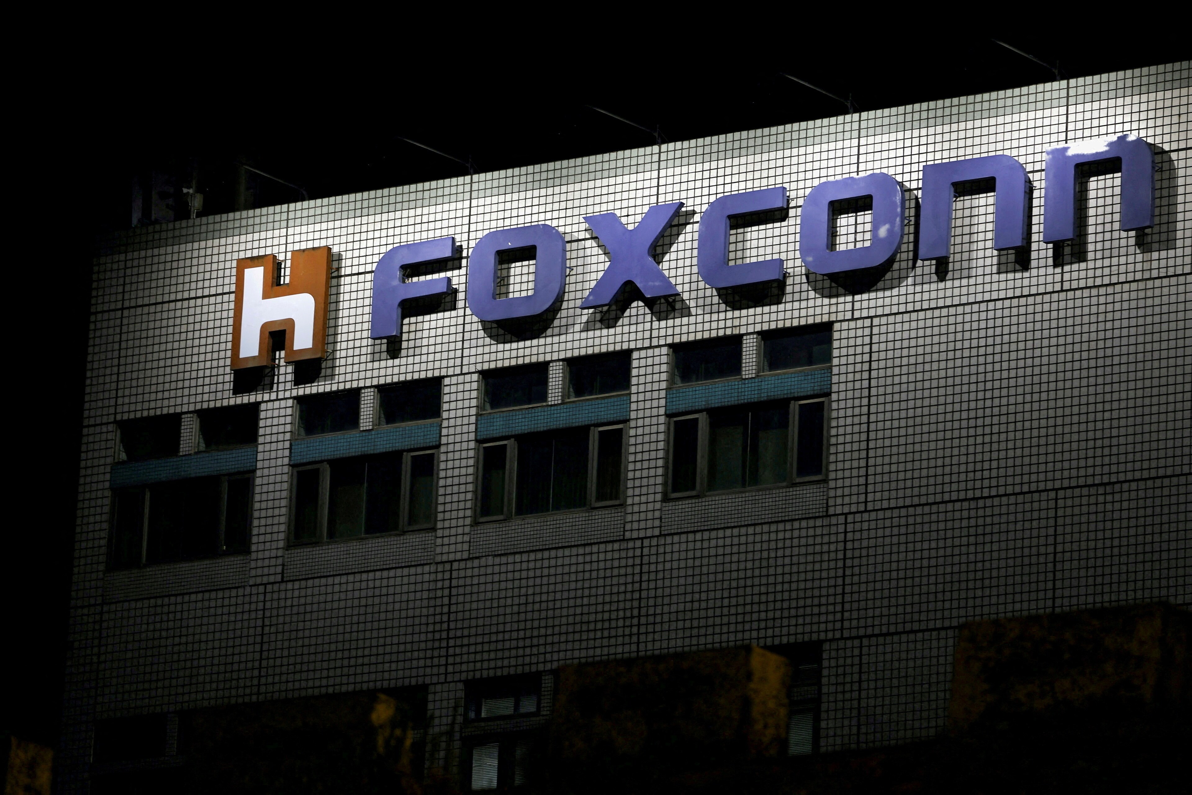Foxconn's Troubles Mount, Over 20,000 Leave China iPhone Plant: Report