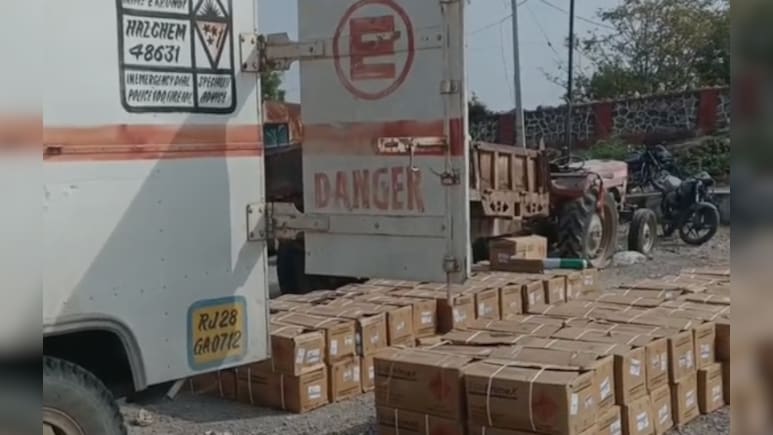 राजस्थान में पुलिस ने डेटोनेटर, जिलेटिन छड़ से लदा पिकअप वाहन पकड़ा, 10 KM क्षेत्र में मच सकती थी तबाही