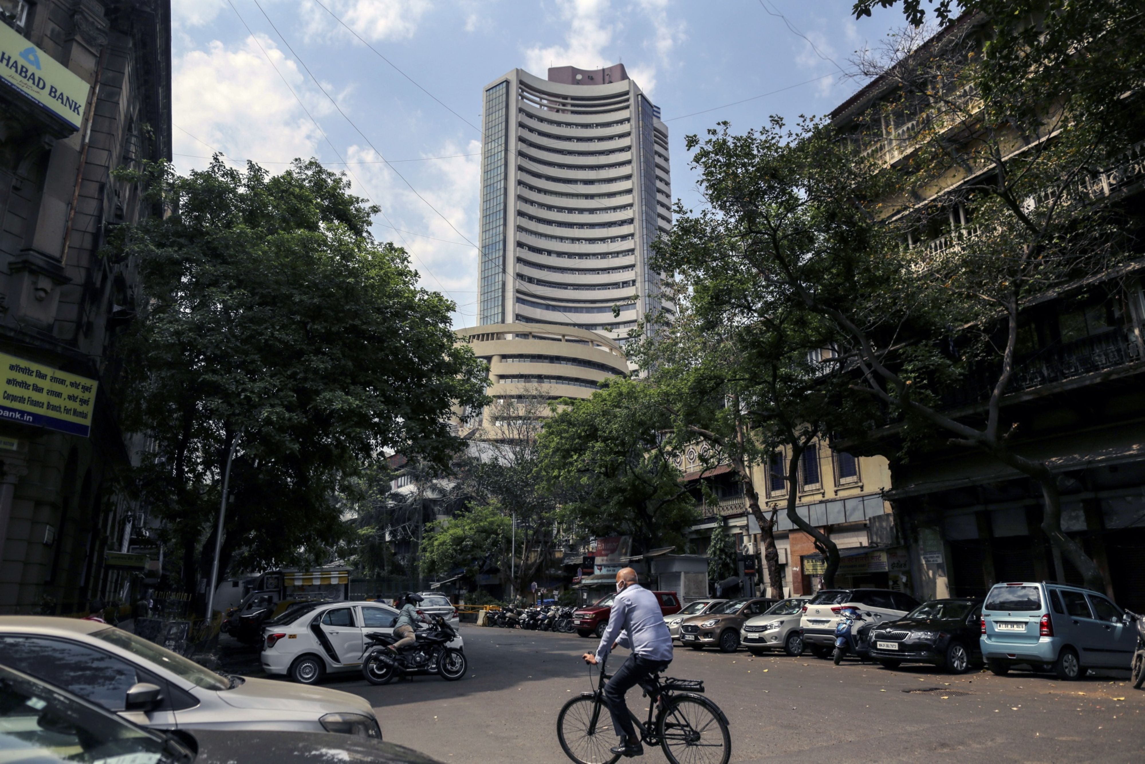 Sensex, Nifty Erase Monday’s Losses; RIL Ends 7.5% Higher