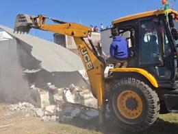 पूरे गांव को बताया वक्फ की संपत्ति, बुलडोजर लेकर पहुंचा प्रशासन; दरगाह के पास का अतिक्रमण ढहाया