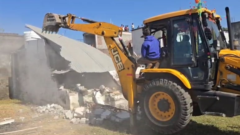 पूरे गांव को बताया वक्फ की संपत्ति, बुलडोजर लेकर पहुंचा प्रशासन; दरगाह के पास का अतिक्रमण ढहाया