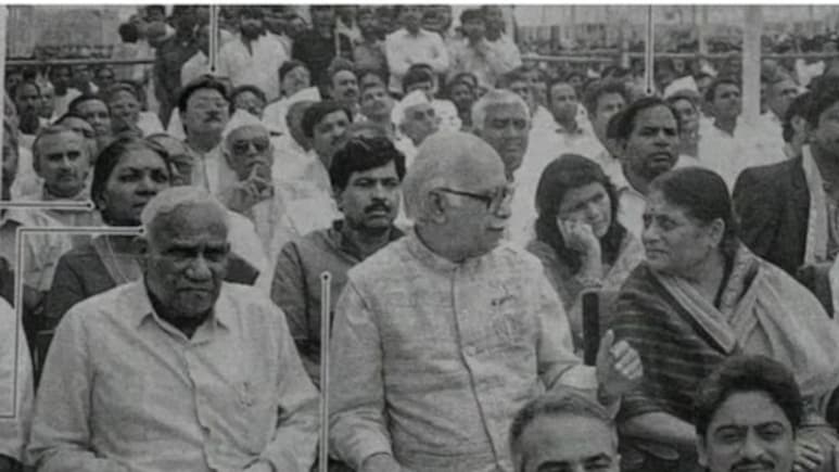 30 साल पुराना किस्सा... दिग्विजय सिंह ने नरेंद्र मोदी और आडवाणी की जिस तस्वीर से मचाई हलचल, जानिए उसकी कहानी