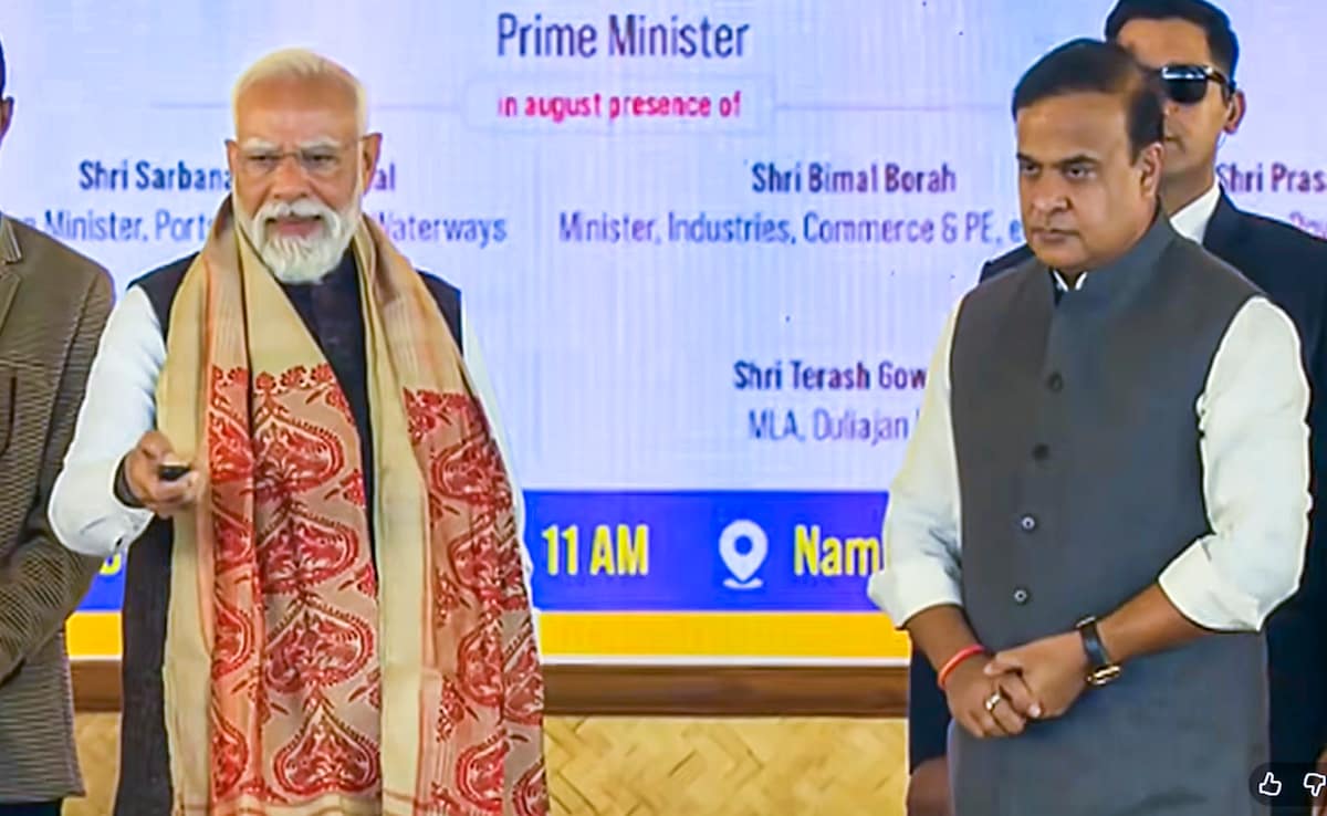 PM मोदी असम के CM हिमंता बिस्वा सरमा के साथ अमोनिया‑यूरिया फर्टिलाइजर परियोजना की आधारशिला रखते हुए. 