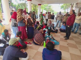 हरदा जिला अस्पताल में हर महीने कम मिल रहा वेतन, सैलरी कटौती से नाराज सफाई कर्मियों ने कलेक्टर कार्यालय में किया हंगामा