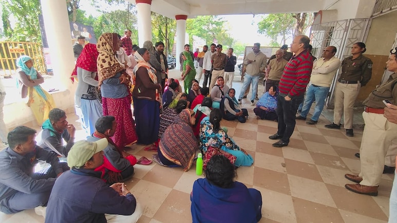 हरदा जिला अस्पताल में हर महीने कम मिल रहा वेतन, सैलरी कटौती से नाराज सफाई कर्मियों ने कलेक्टर कार्यालय में किया हंगामा