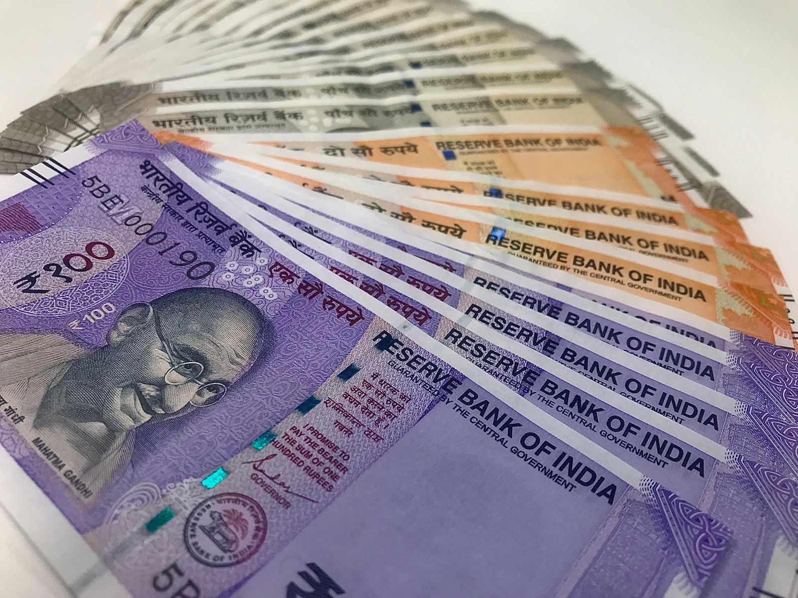Indian Rupee Hits Fresh Low, Falls Past 81.6 Versus U.S. Dollar