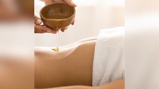 नाभि पर तेल लगाने से क्या होता है? आयुर्वेद से जानें किन लोगों को और कैसे करना चाहिए इस्तेमाल