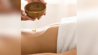 नाभि पर तेल लगाने से क्या होता है? आयुर्वेद से जानें किन लोगों को और कैसे करना चाहिए इस्तेमाल