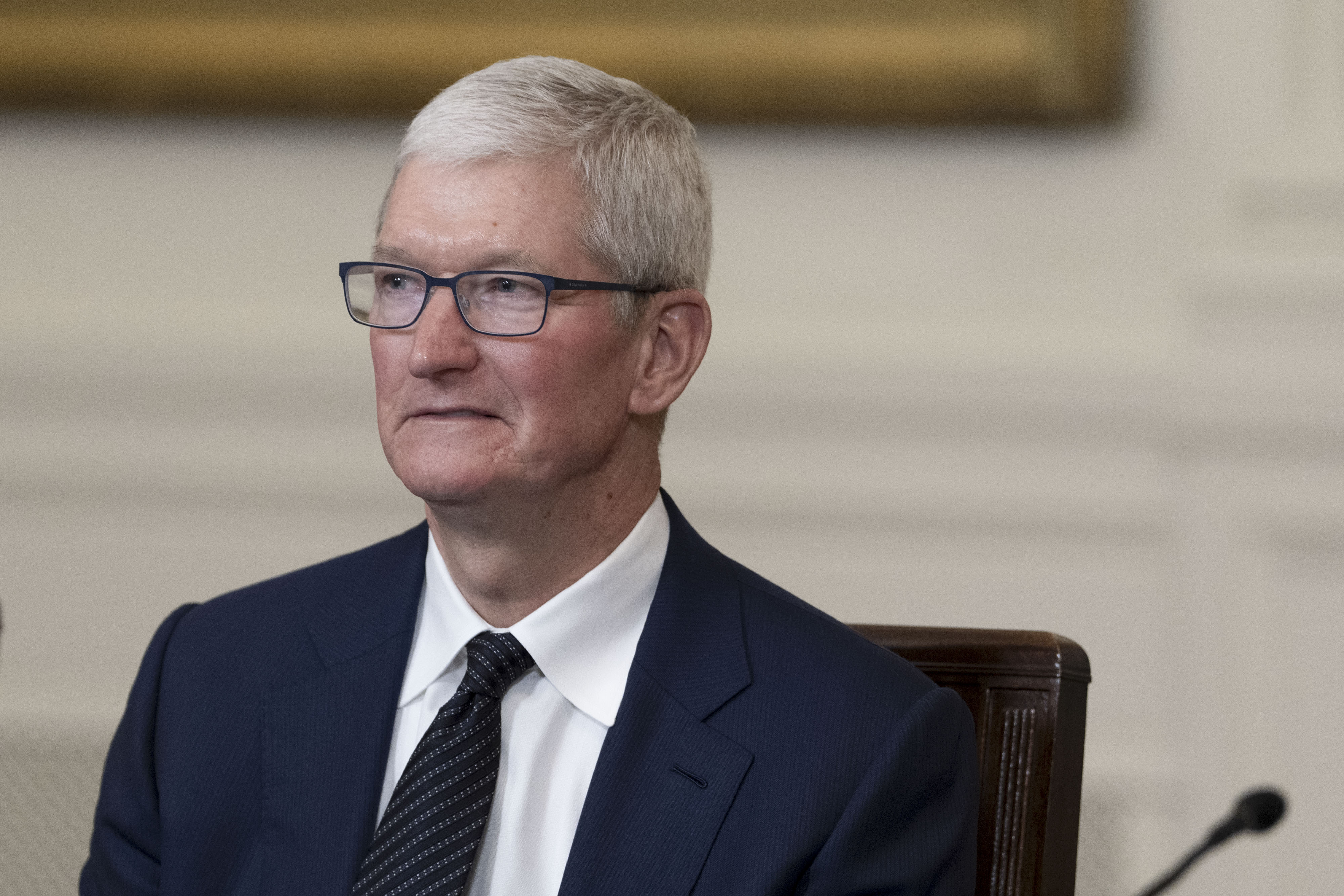 Apple&rsquo;s Tim Cook Meets Donald Trump As Tariffs Threaten iPhones
