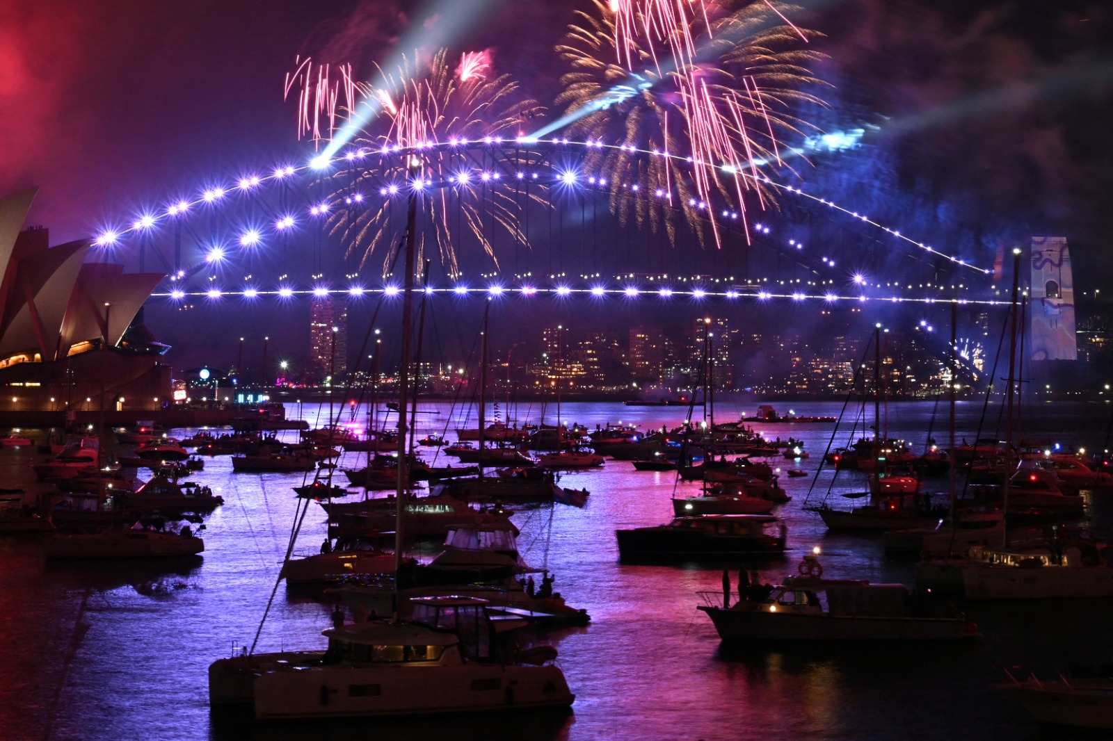 New Year Celebration Live : न्यूजीलैंड के ऑकलैड में नए साल का जश्न, 2026 के स्वागत में झूमते दिखे लोग