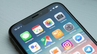 मोबाइल को टेबल पर रखने का सही तरीका क्या है? जानिए सही आदत