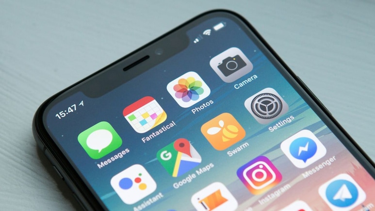 मोबाइल को टेबल पर रखने का सही तरीका क्या है? जानिए सही आदत