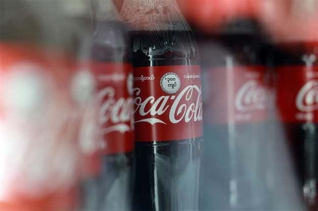 Warren Buffett Defends Coke, BNSF at Berkshire Annual Meeting