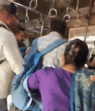 जबरन लोकल ट्रेन के महिला डिब्बे में घुसा शख्स, छात्रा ने विरोध किया तो उसे बाहर फेंका; वीडियो आया सामने