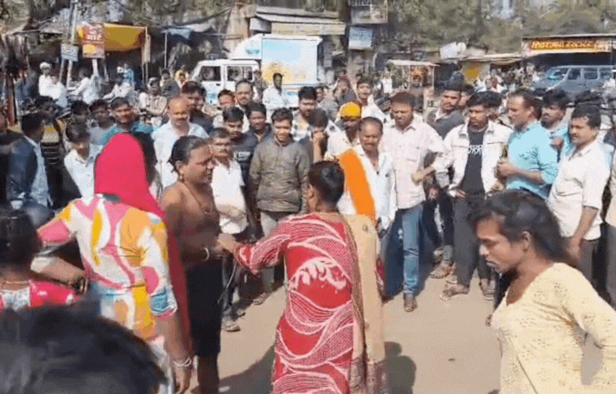 नकली किन्नर बनकर 'असली वसूली'! बीच सड़क पर जमकर कुटाई, पैर पकड़कर मांगी माफी- VIDEO