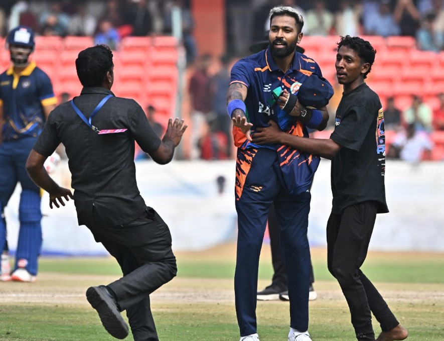 SMAT 2025: पुलिस  खूब जोर  लगाकर भी फैंस को  पिच से टस से मस नहीं कर सकी, हार्दिक पांड्या ने फिर निकाला यह रास्ता