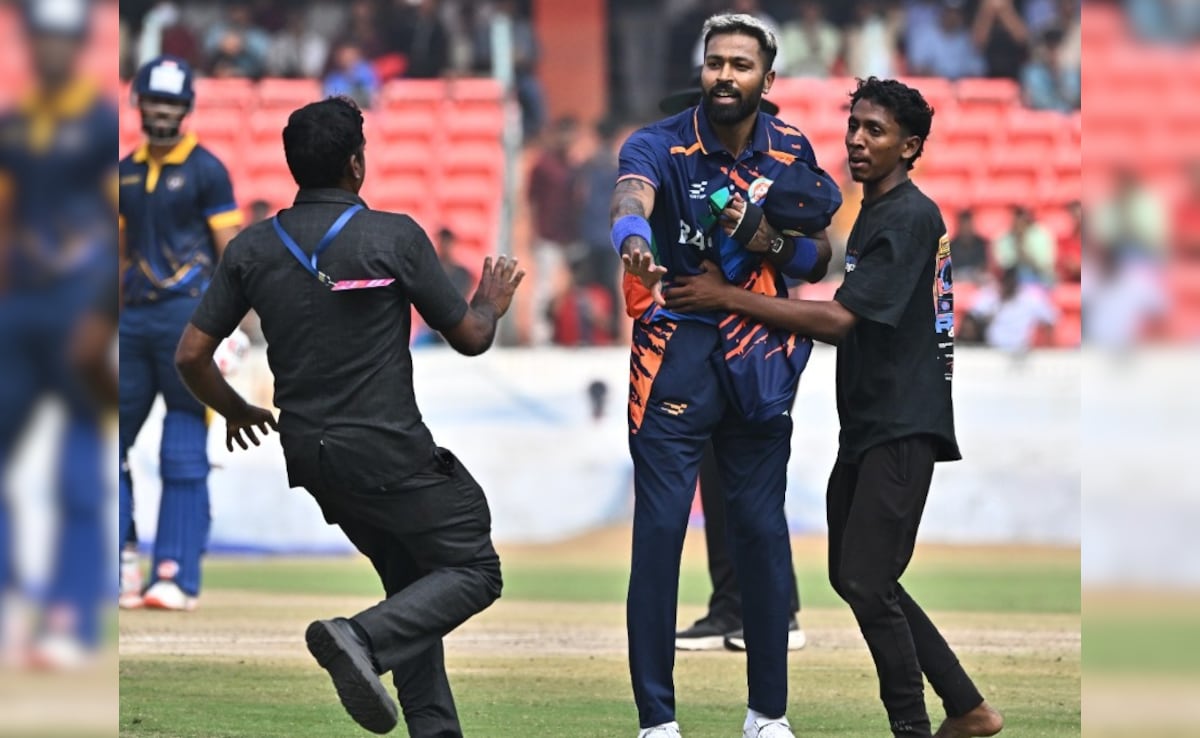 SMAT 2025: पुलिस  खूब जोर  लगाकर भी फैंस को  पिच से टस से मस नहीं कर सकी, हार्दिक पांड्या ने फिर निकाला यह रास्ता