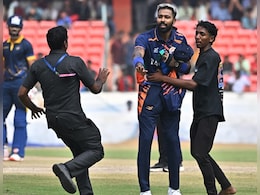 SMAT 2025: पुलिस  खूब जोर  लगाकर भी फैंस को  पिच से टस से मस नहीं कर सकी, हार्दिक पांड्या ने फिर निकाला यह रास्ता