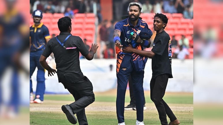 SMAT 2025: पुलिस  खूब जोर  लगाकर भी फैंस को  पिच से टस से मस नहीं कर सकी, हार्दिक पांड्या ने फिर निकाला यह रास्ता