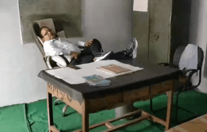 क्लासरूम को बनाया बेडरूम! कुर्सी पर ही पैर पसारकर सो गए मास्टर साहब; बच्चों से धुलवाए बर्तन- VIDEO VIRAL 