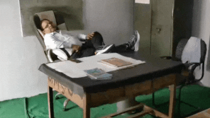 क्लासरूम को बनाया बेडरूम! कुर्सी पर ही पैर पसारकर सो गए मास्टर साहब; बच्चों से धुलवाए बर्तन- VIDEO VIRAL