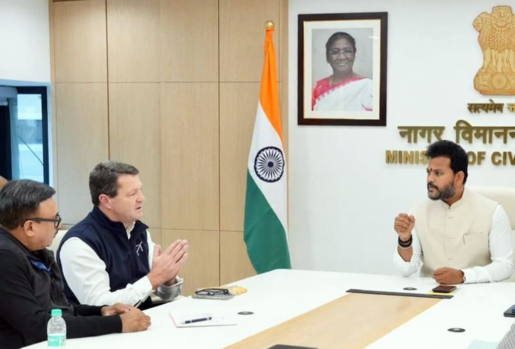 इंडिगो संकट के बाद सीईओ पीटर एल्बर्स नागर विमानन मंत्री राम मोहन नायडू के साथ हाथ जोड़ नजर आए थे. इंडिगो संकट के बाद सीईओ पीटर एल्बर्स नागर विमानन मंत्री राम मोहन नायडू के साथ हाथ जोड़ नजर आए थे.