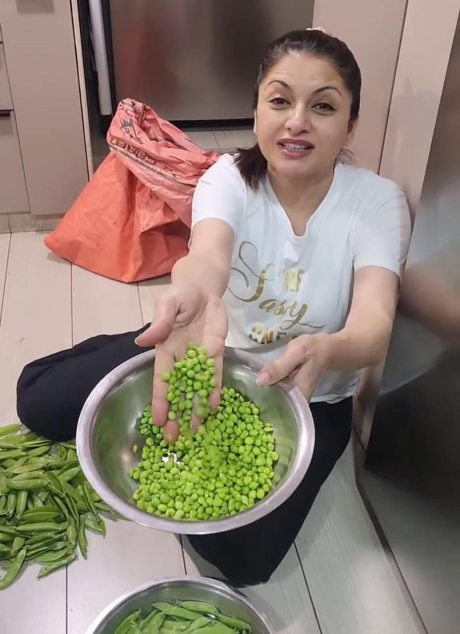 Watch: Bhagyashree Welcomes Winter With Fresh Green Peas From Jaipur