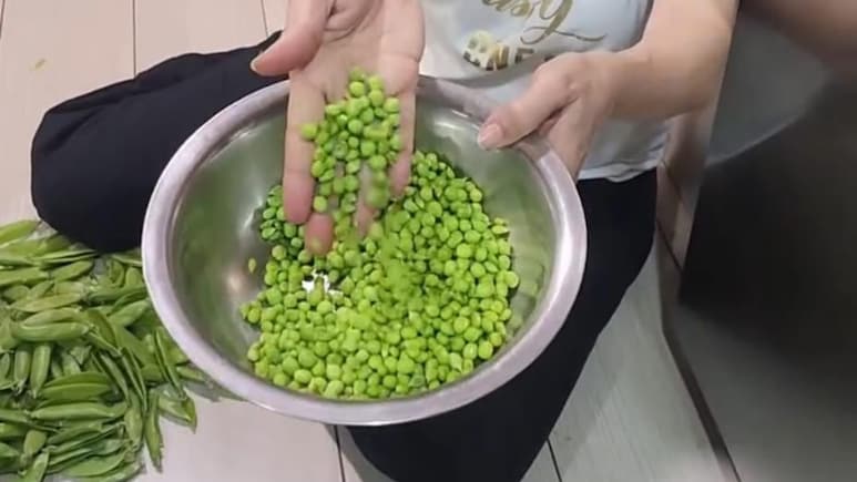 Kitchen Hacks: सीजन खत्&zwj;म होगा, लेक&zwj;िन मटर खत्&zwj;म नहीं होगा, जानें लंबे समय तक मटर को कैसे स्टोर करें