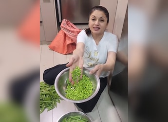Watch: Bhagyashree Welcomes Winter Season With Fresh Green Peas From Jaipur