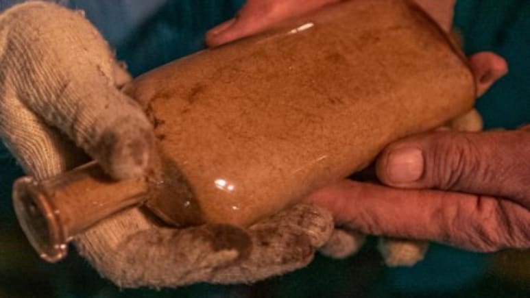 150 साल से चल रहा वैज्ञानिकों का रहस्यमयी प्रयोग, रात में जमीन से निकाली जाती हैं बोतलें, 2100 में होगा खत्म