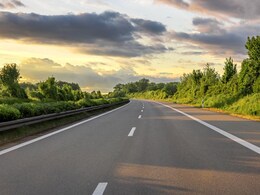 भारत के किस एक्सप्रेस-वे पर सबसे तेज रफ्तार से दौड़ती हैं गाड़ियां? इतनी है स्पीड लिमिट