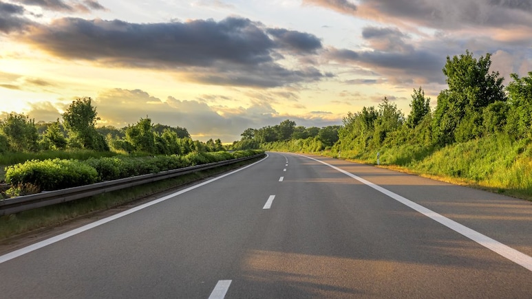 भारत के किस एक्सप्रेस-वे पर सबसे तेज रफ्तार से दौड़ती हैं गाड़ियां? इतनी है स्पीड लिमिट