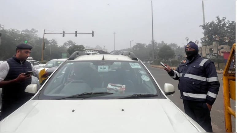 बच नहीं पाओगे... 20 हजार जुर्माना दो या बॉर्डर से बाहर जाओ... दिल्ली में पुरानी कारों की एंट्री बैन
