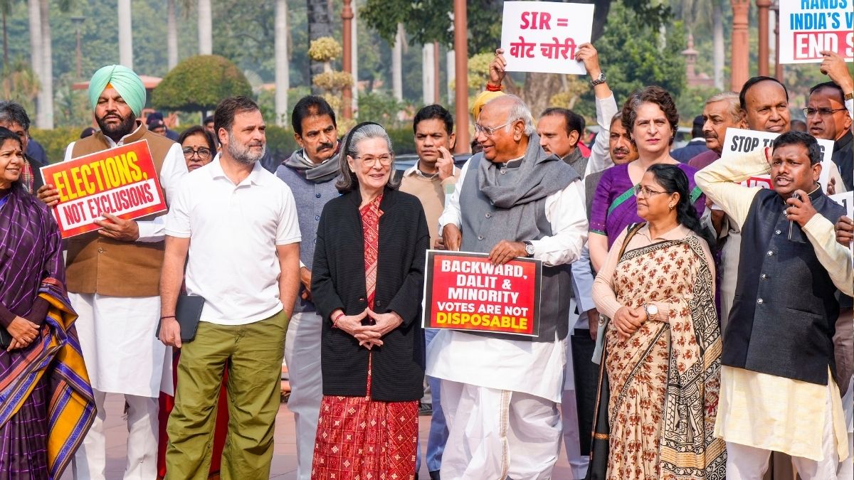 शीतकालीन सत्र डे-2 LIVE: विपक्ष ये तय नहीं करेगा सरकार क्या करे... संसद में SIR पर चर्चा को लेकर वार पलटवार