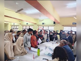 कानपुर में डीएम के कार्यक्रम में युवक ने खुदपर डाल लिया पेट्रोल,पूछने पर बोला-फिल्मों में देखा था...