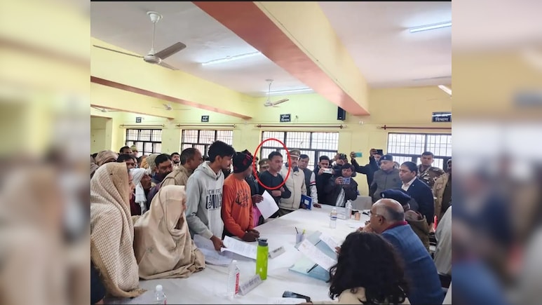 कानपुर में डीएम के कार्यक्रम में युवक ने खुदपर डाल लिया पेट्रोल,पूछने पर बोला-फिल्मों में देखा था...