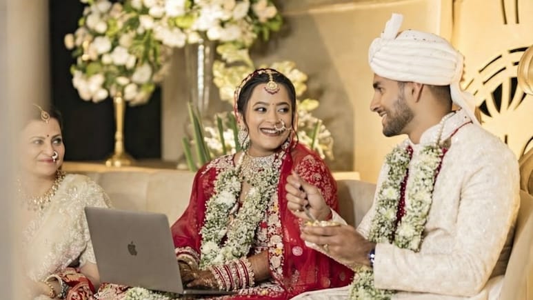 Viral News : नवरी नटली अन् कामाला बसली, लग्न मंडपात केला 'बग' फिक्स, हनिमुनमध्येही 3 तास काम, चर्चा तर होणारच!