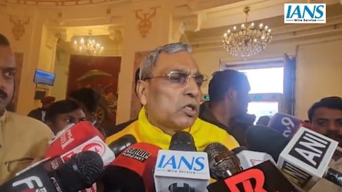 घर उन्नाव में तो दिल्ली में प्रदर्शन क्यों? उन्नाव रेप पीड़ित पर ओपी राजभर के ये कैसे बोल?