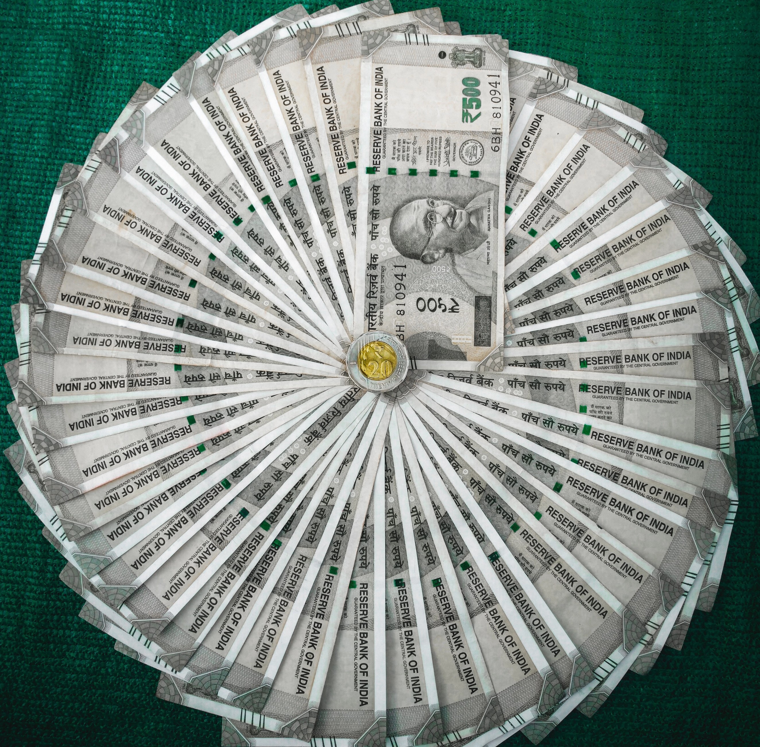 Foreigners Flock to Snap Up 18.75% Yield on India Low-Grade Bond