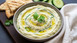 Forget Mint Chutney, Enjoy Your Fried Snacks With This Winter-Special Bathua Dip