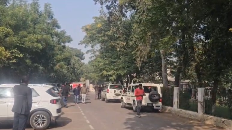 Hanumangarh: हनुमानगढ़ कलेक्ट्रेट को बम से उड़ाने की धमकी, ईमेल मिलने के बाद मचा हड़कंप