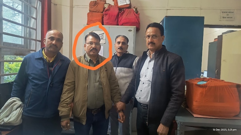 नर्मदापुरम में लोकायुक्त ने रंगेहाथ पकड़ा क्लर्क, इंटरकास्ट मैरिज करने वाले से मांग रहा था रिश्वत