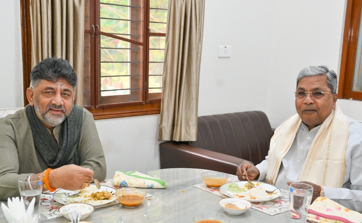 29 नवंबर को सिद्धारमैया के आवास पर ब्रेकफास्ट मीटिंग की तस्वीर