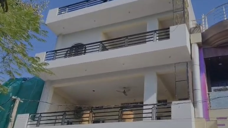 जयपुर: तीन मंजिला घर के सीढ़ियों पर मिला कट्टा, अंदर दिखी खून से लथपथ महिला की लाश; फैली दहशत