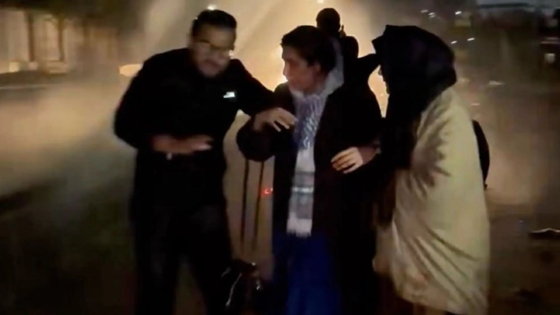 मुनीर के जुल्मों की इंतहा... सर्द रात में जेल के बाहर बैठी इमरान की बुजुर्ग बहनों पर गिराया बर्फीला पानी