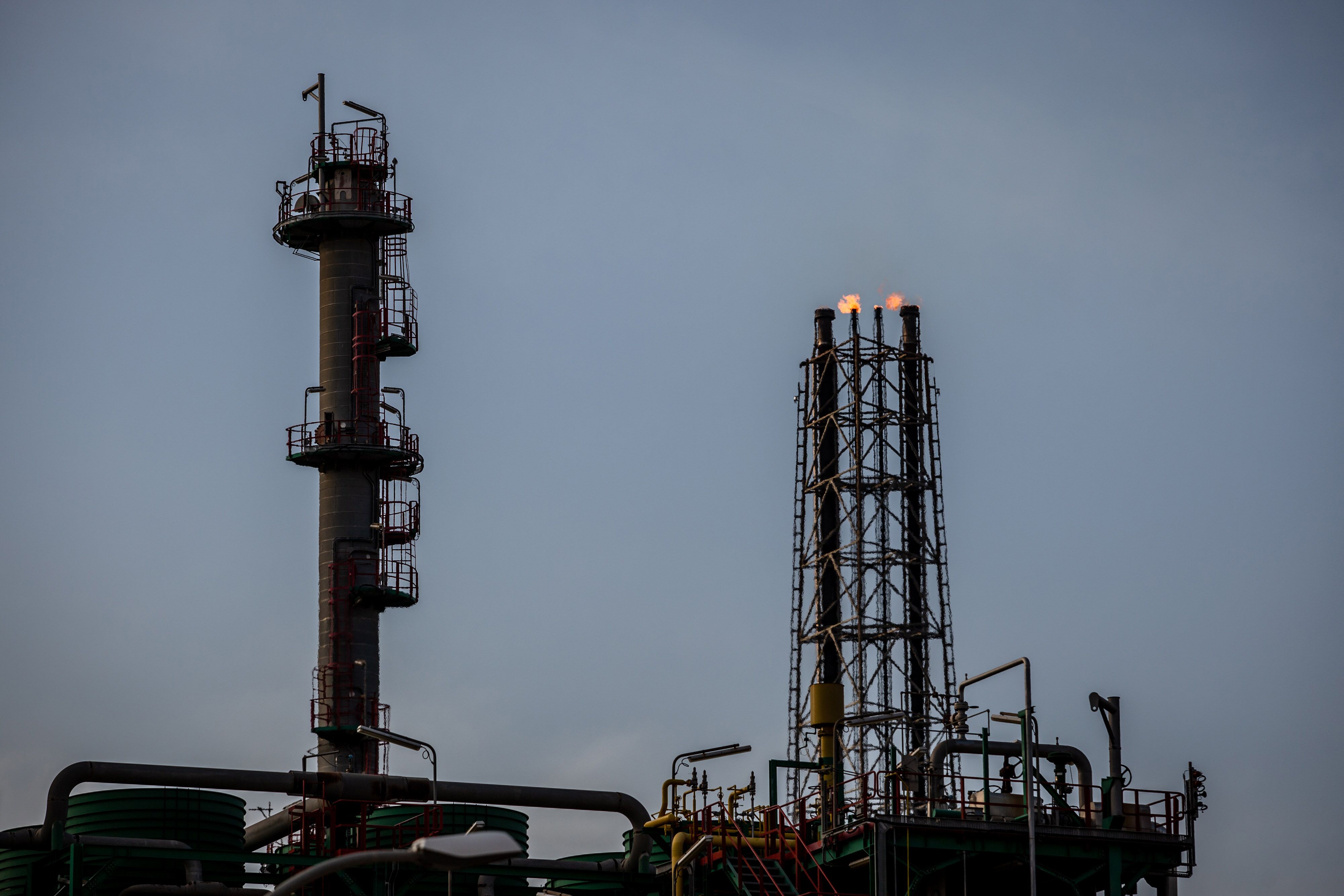 Oil Sets 3% Weekly Gain on Libyan Outages, Middle East Attacks