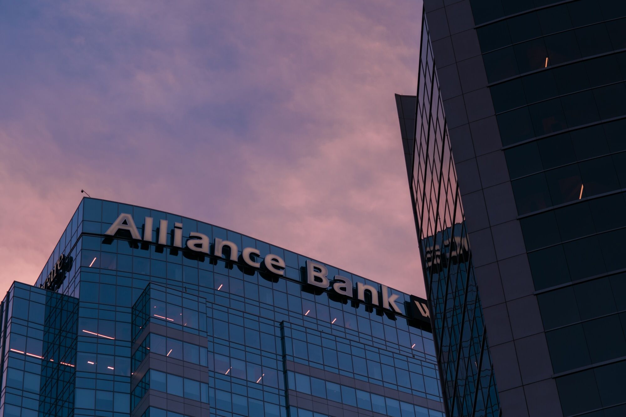 Western Alliance Falls On Lack Of Details On Deposit Balance