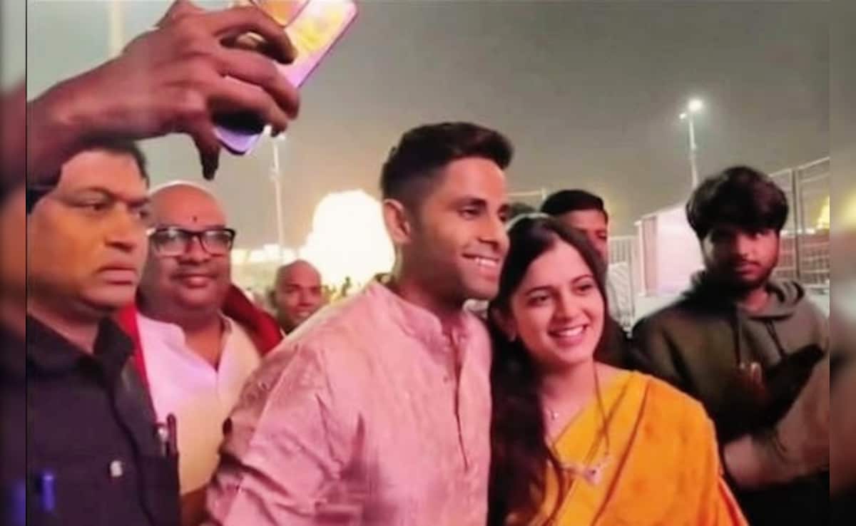 Suryakumar Yadav Visits Tirumala Sri Venkateswara Swamy Temple With His  Wife Ahead Of New Zealand ODI Series | Cricket News