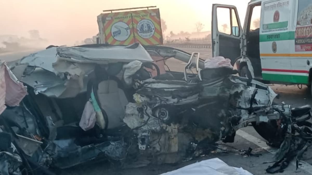 कार के डिवाइडर से टकराने के बाद दो लोगों की मौके पर ही मौत हो गई कार के डिवाइडर से टकराने के बाद दो लोगों की मौके पर ही मौत हो गई